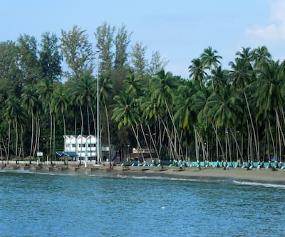 https://imgcld.yatra.com/ytimages/image/upload/t_hotel_yatra_city_desktop/v1431957451/Domestic Hotels/Hotels_Port Blair/Peerless Sarovar Portico/Beatch.jpg